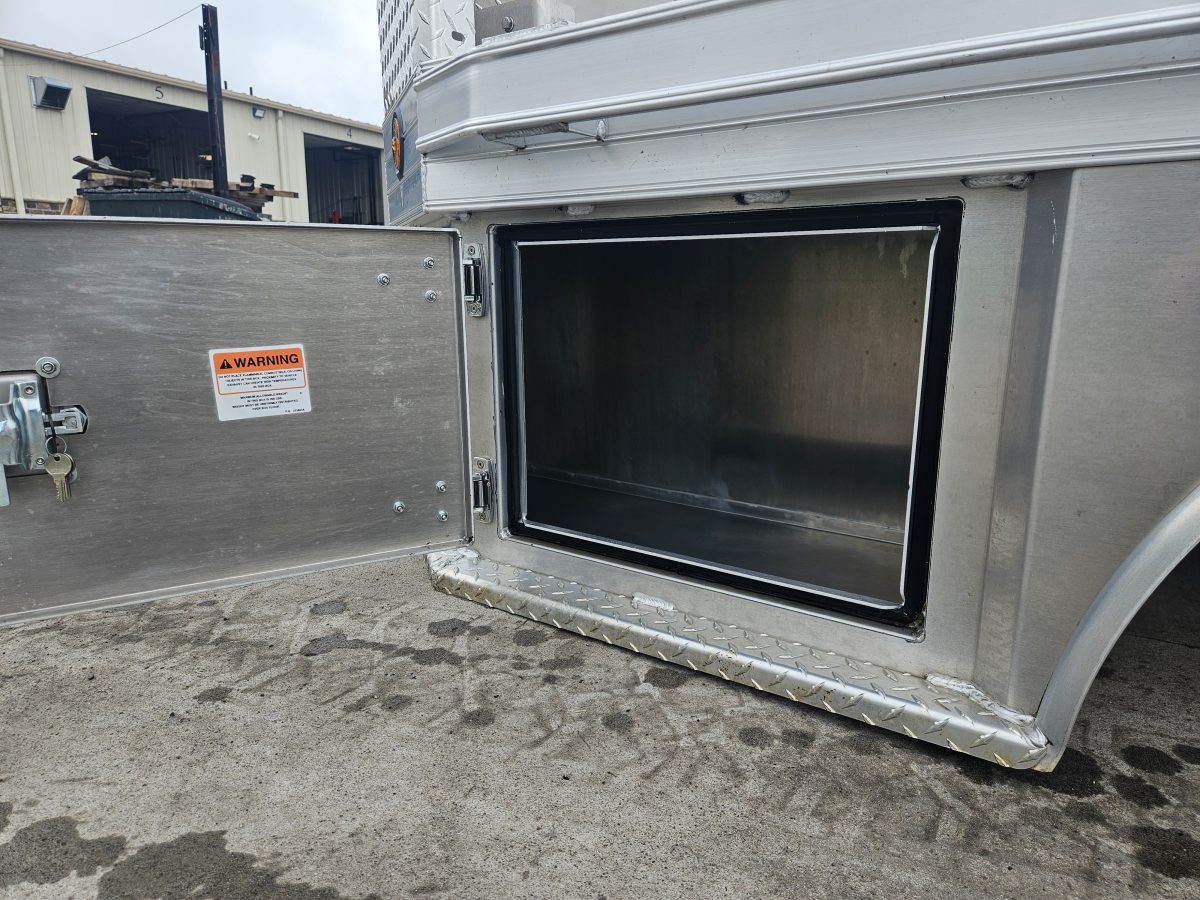 96" x 112" Hillsboro 3500 Series, Aluminum Skirted, Dual Rear Wheel, Fits 60" Chassis - Image 7