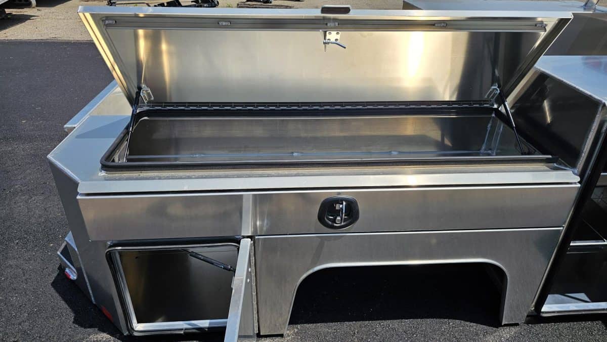98" x 134" GNSB  Dual Rear Wheel 84" Chassis w/ Smooth Aluminum - Image 7